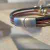Bracelet femme en cuir rond et grosse fleur argentée