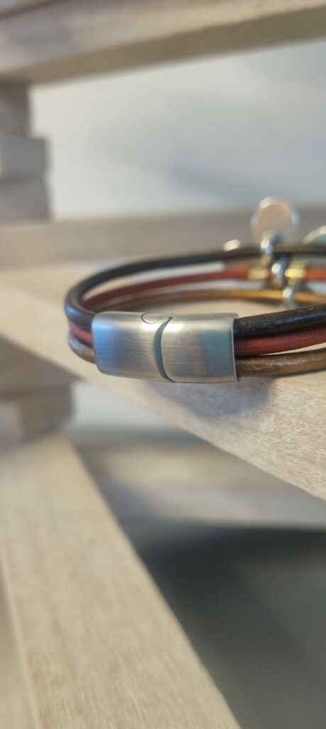 Bracelet femme en cuir rond et grosse fleur argentée
