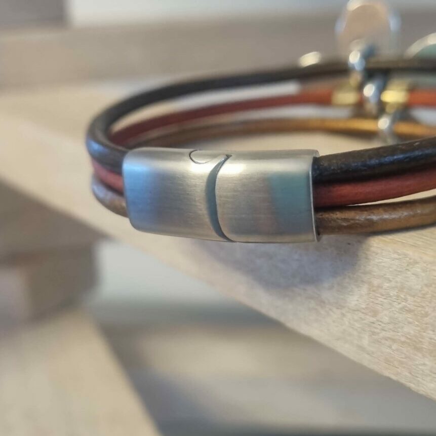 Bracelet femme en cuir rond et grosse fleur argentée