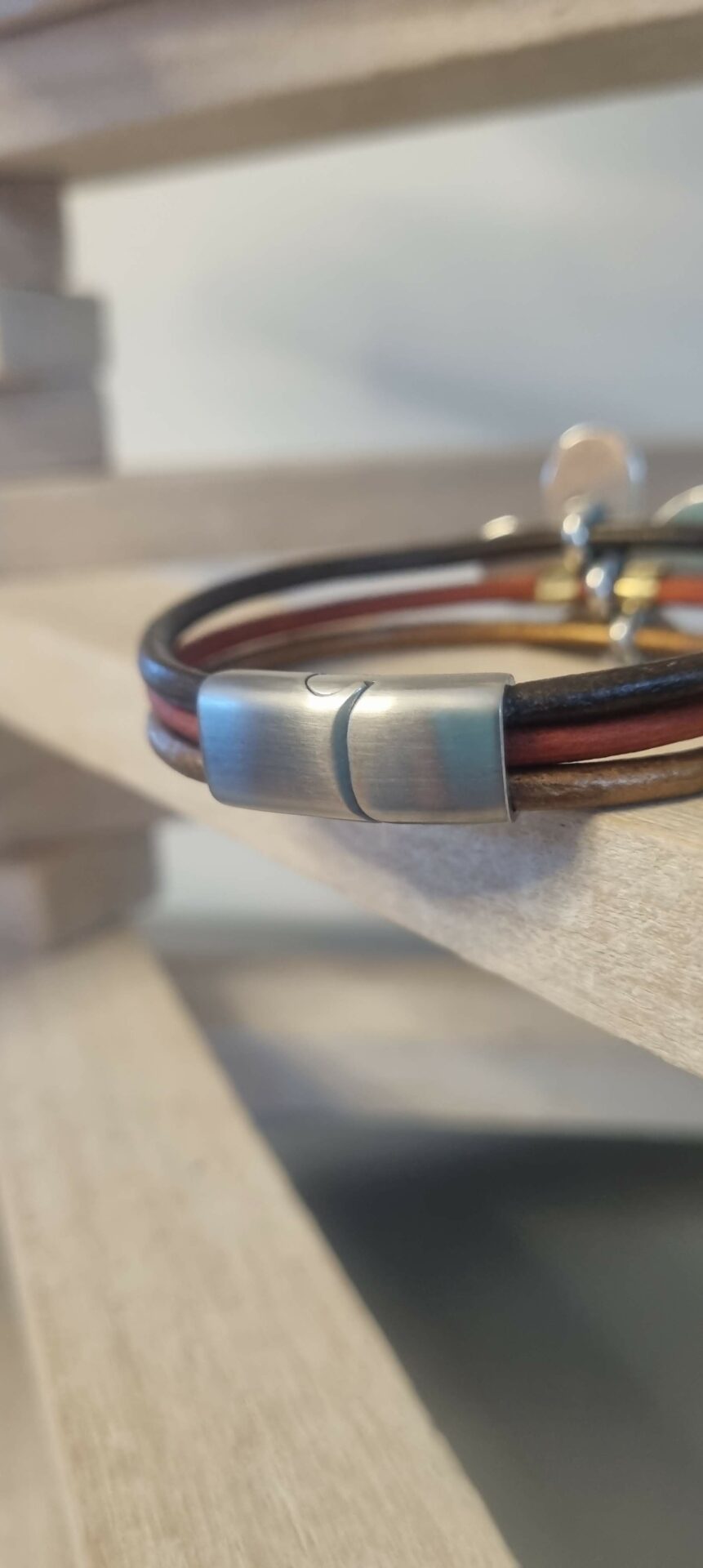 Bracelet femme en cuir rond et grosse fleur argentée