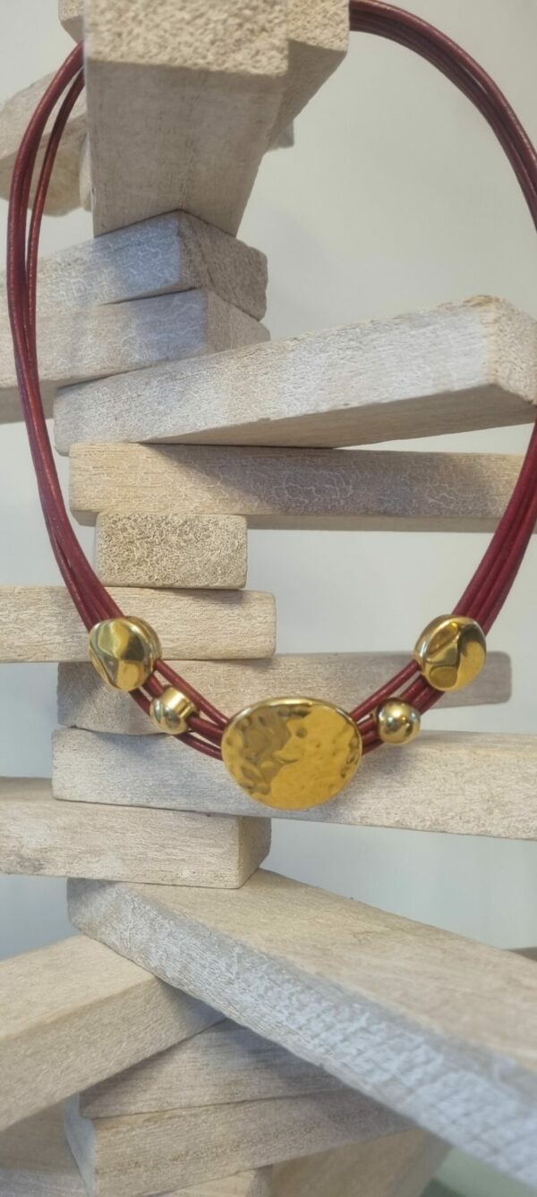 4COL32A Collier cuir rond femme rouge et passants dorés