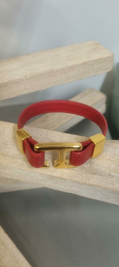 Bracelet femme cuir rouge et fermoir crochet doré
