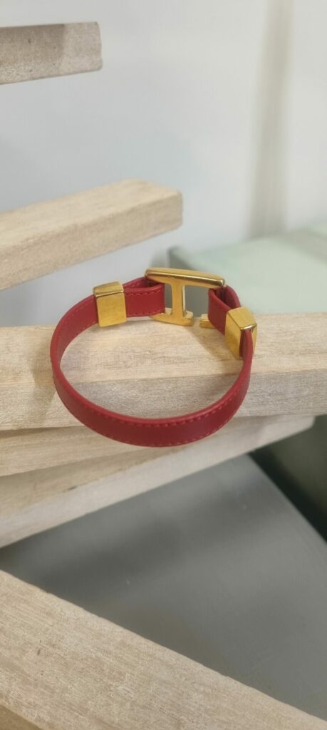 Bracelet femme cuir rouge et fermoir crochet doré