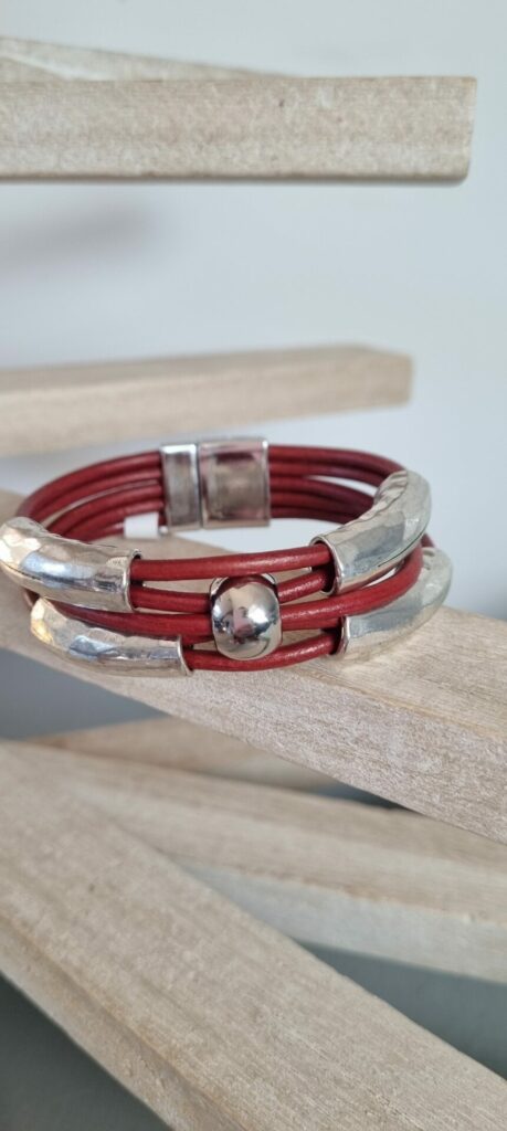 Bracelet femme en cuir rond rouge, tubes et perle argentés
