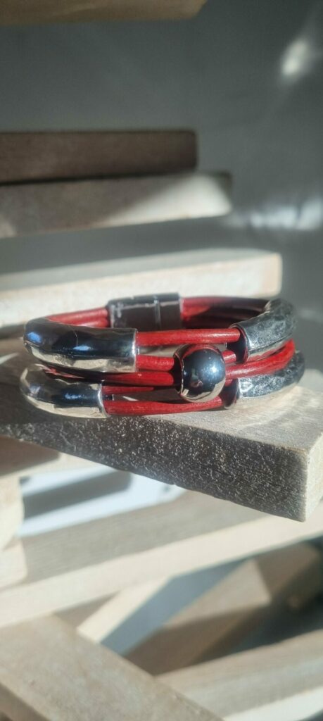Bracelet femme en cuir rond rouge, tubes et perle argentés