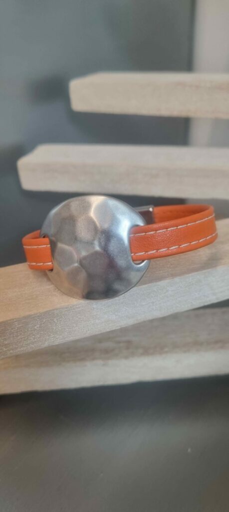 Bracelet femme en cuir plat souple orange cousu et gros passant martelé