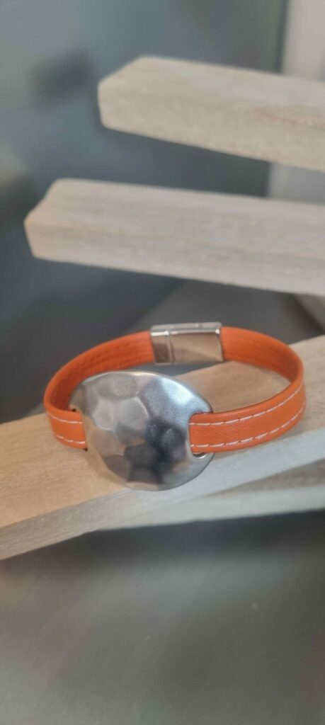 Bracelet femme en cuir plat souple orange cousu et gros passant martelé