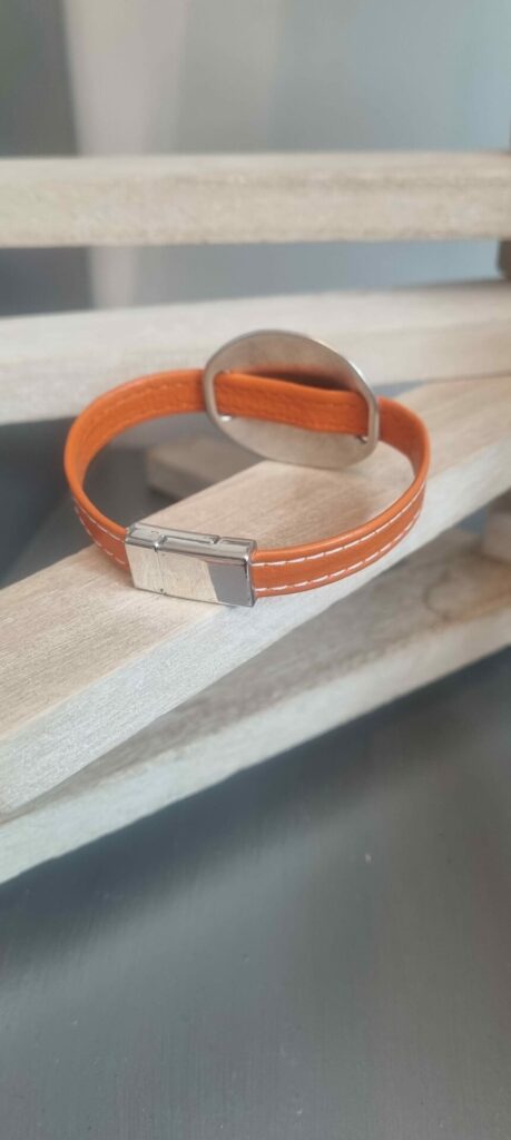 Bracelet femme en cuir plat souple orange cousu et gros passant martelé
