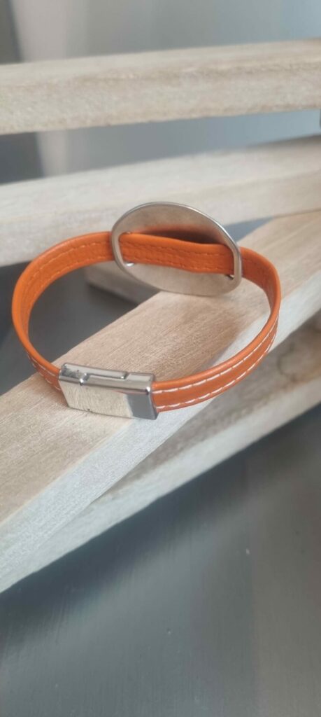 Bracelet femme en cuir plat souple orange cousu et gros passant martelé