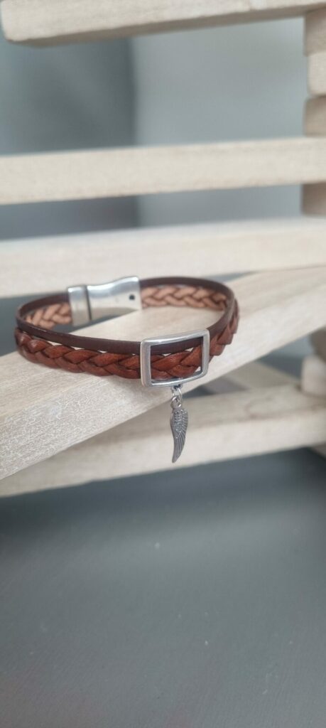 Bracelet homme en cuir plat marron tressé et uni et sa plume argentée