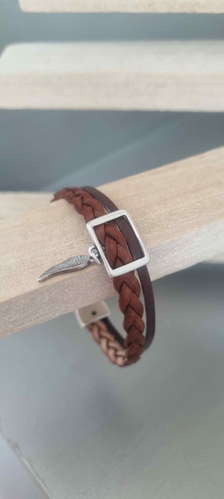 Bracelet homme en cuir plat marron tressé et uni et sa plume argentée