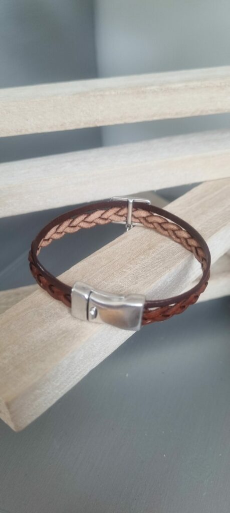 Bracelet homme en cuir plat marron tressé et uni et sa plume argentée
