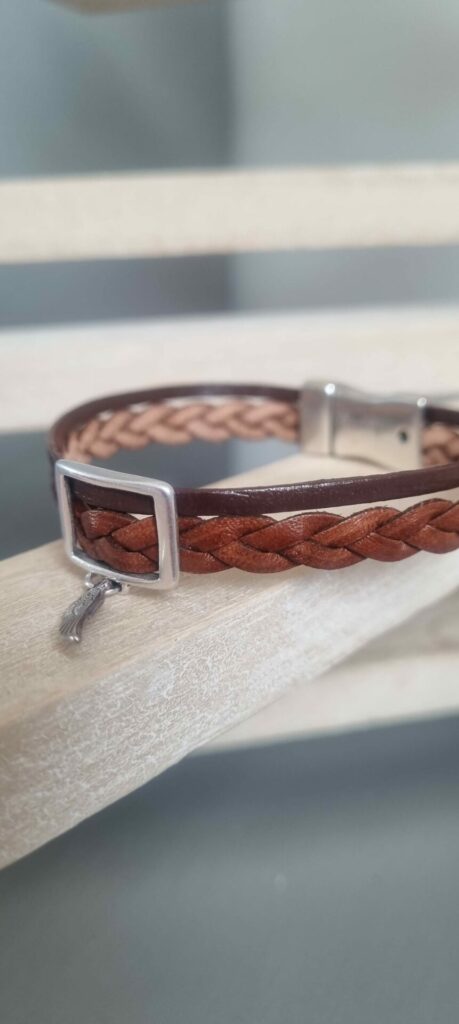 Bracelet homme en cuir plat marron tressé et uni et sa plume argentée