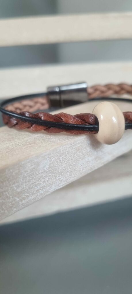 Bracelet mixte en cuir marron et perle céramique beige