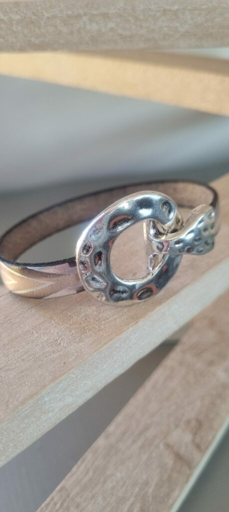 Bracelet femme cuir plat gris motif et fermoir toggle