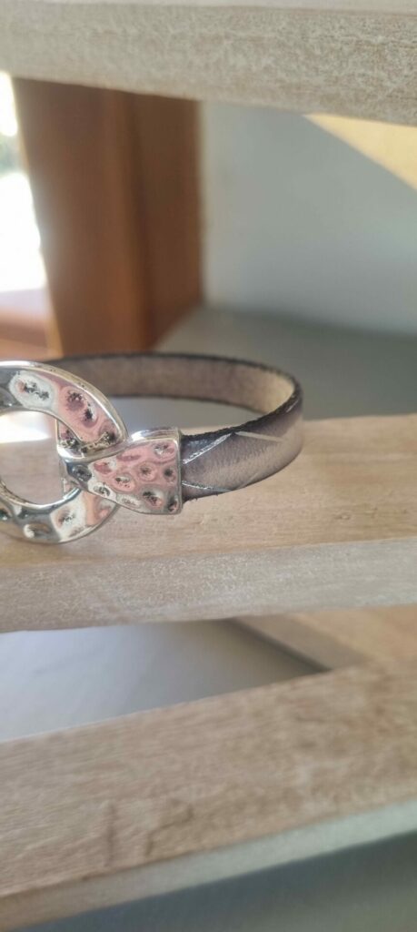 Bracelet femme cuir plat gris motif et fermoir toggle
