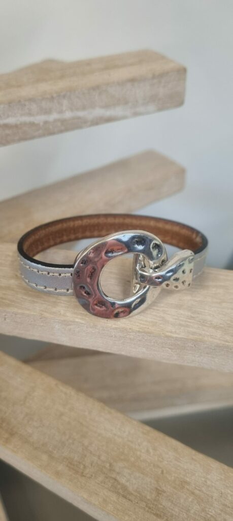 Bracelet femme cuir plat gris et fermoir toggle