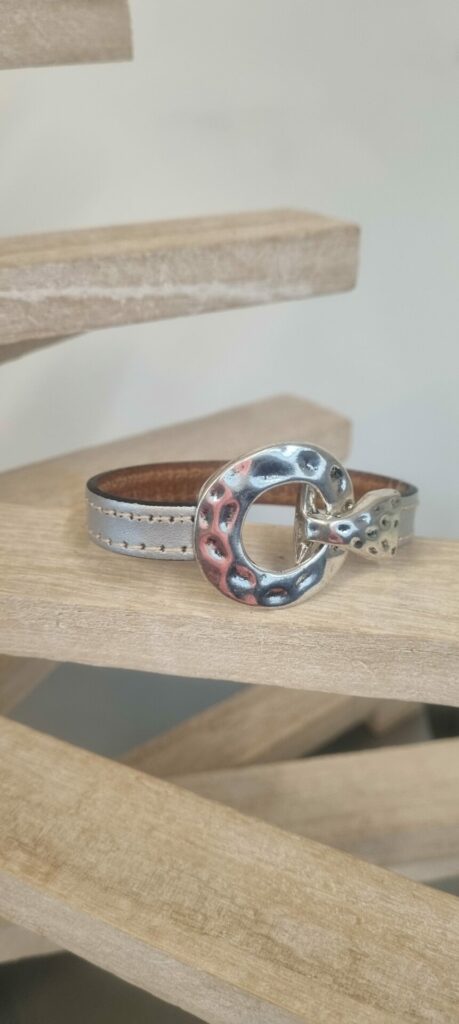 Bracelet femme cuir plat gris et fermoir toggle