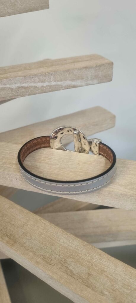 Bracelet femme cuir plat gris et fermoir toggle