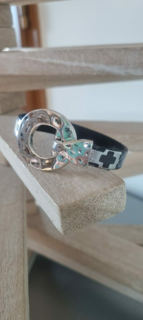 Bracelet femme cuir plat noir et gris motif et fermoir toggle
