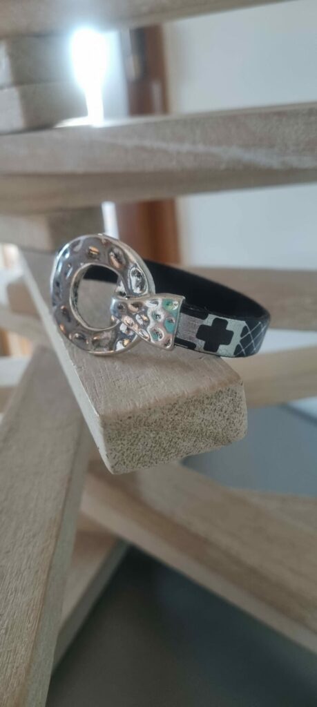 Bracelet femme cuir plat noir et gris motif et fermoir toggle