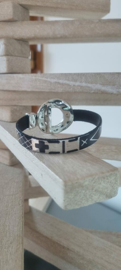 Bracelet femme cuir plat noir et gris motif et fermoir toggle