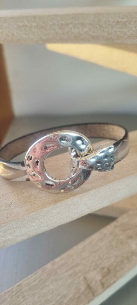 Bracelet femme cuir plat gris motif et fermoir toggle