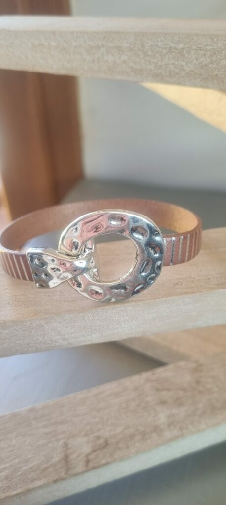 Bracelet femme cuir plat rose et argenté et fermoir toggle