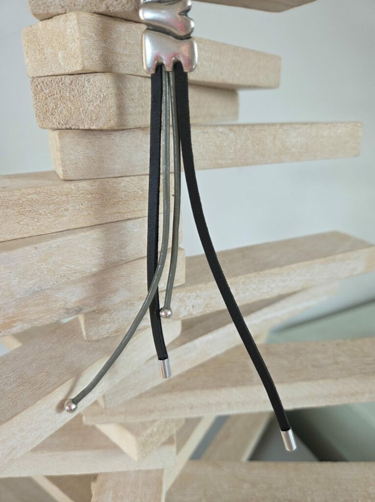 Sautoir mixte en cuir carré noir et rond gris