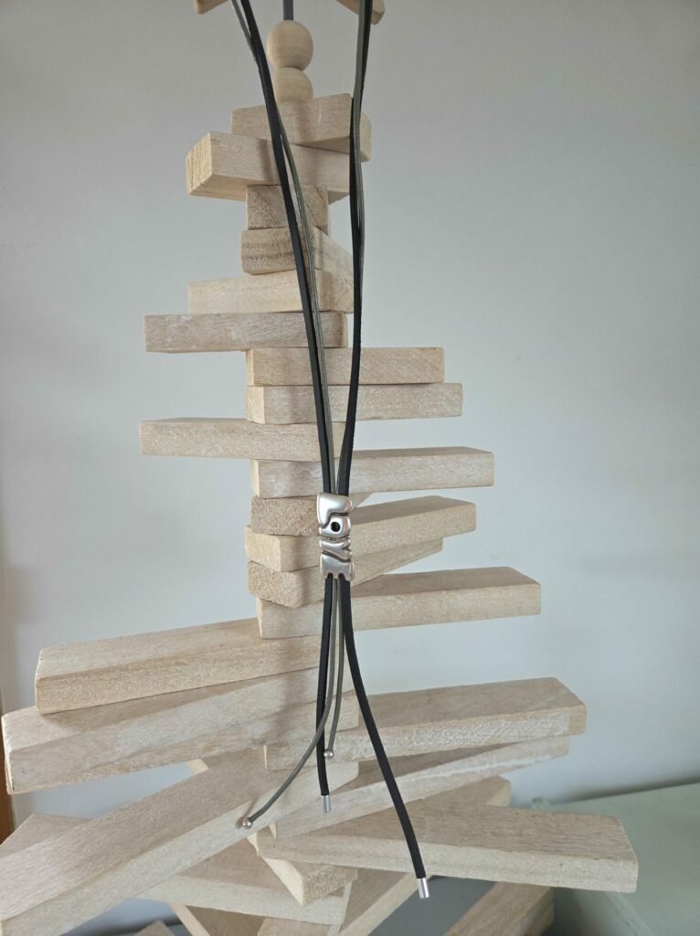 Sautoir mixte en cuir carré noir et rond gris