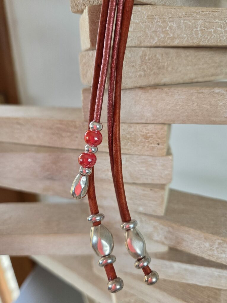 Sautoir femme en cuir rond rouge et orange, perles argentées et passant "love"
