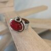 Bague femme en cuir plat gris et passant résine rouge