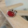 Bague femme en cuir plat gris et passant résine rouge