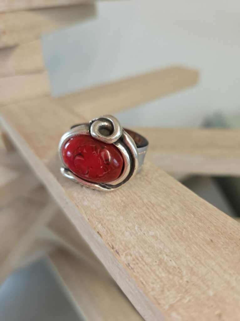 Bague femme en cuir plat gris et passant résine rouge