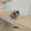 Bague femme en cuir plat gris et passant résine rouge