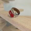 Bague femme en cuir plat gris et passant résine rouge
