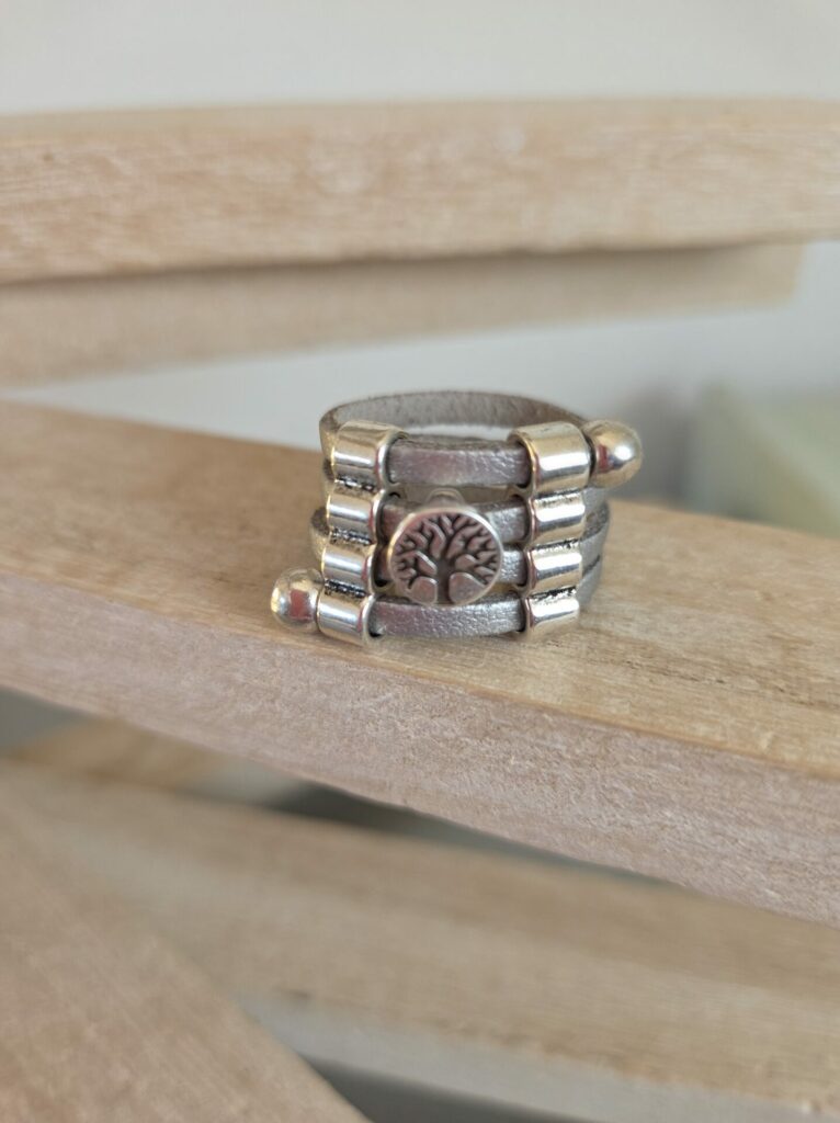Bague femme en suédine grise et passant arbre de vie