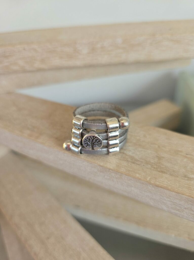 Bague femme en suédine grise et passant arbre de vie