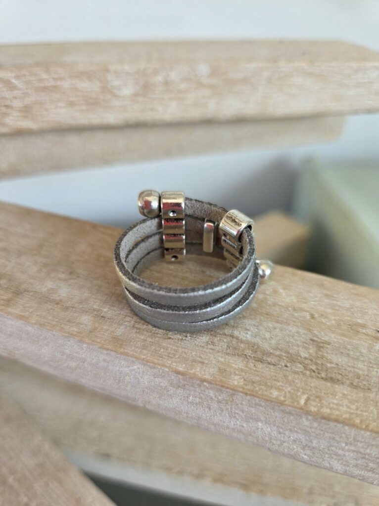 Bague femme en suédine grise et passant arbre de vie