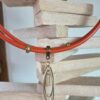 Collier femme en cuir rond orange et pendentif éllipse