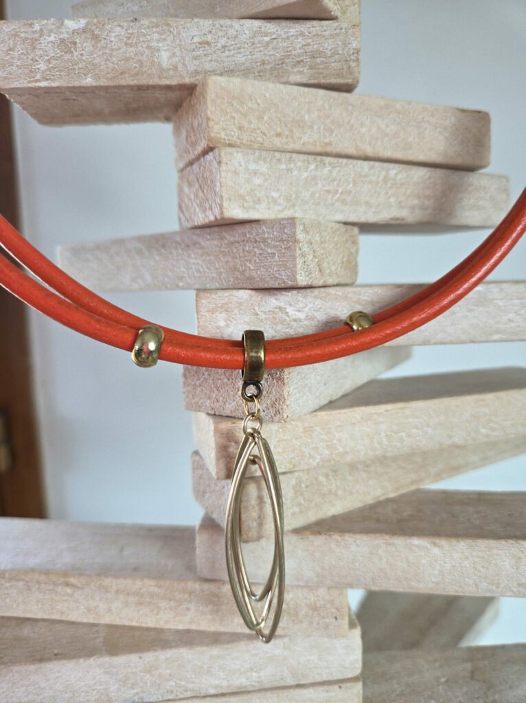 Collier femme en cuir rond orange et pendentif éllipse