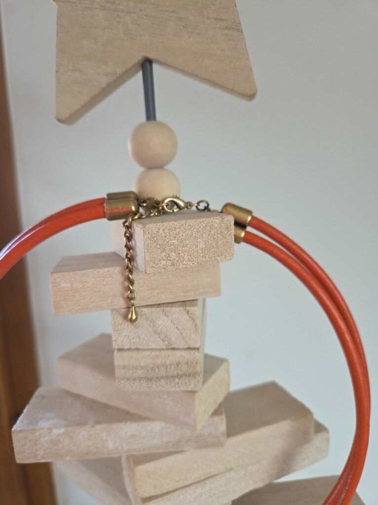 Collier femme en cuir rond orange et pendentif éllipse