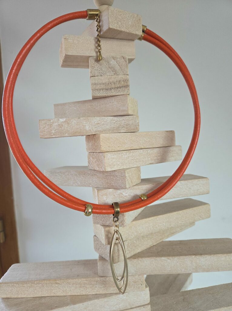 Collier femme en cuir rond orange et pendentif éllipse