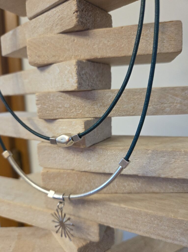 Collier femme deux rangs en cuir rond bleu vert turquoise et éléments en zamak argenté