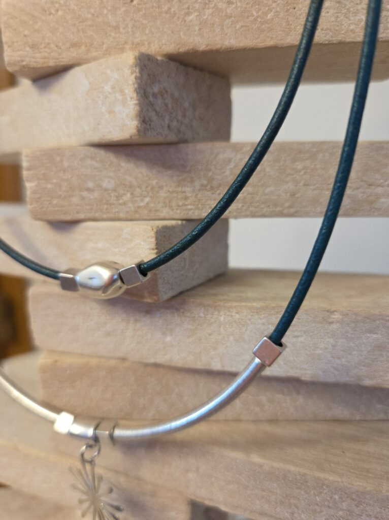 Collier femme deux rangs en cuir rond bleu vert turquoise et éléments en zamak argenté