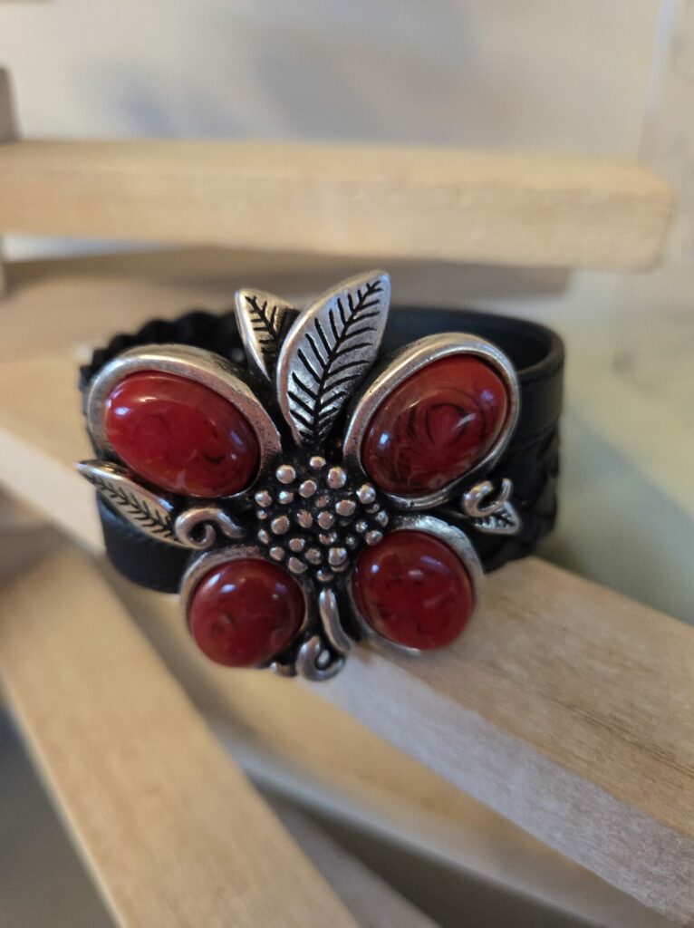 Manchette femme cuir noir et grosse fleur rouge et argentée