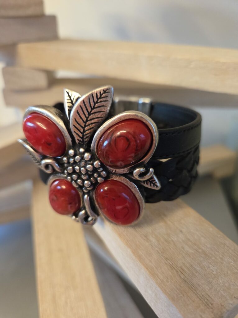 Manchette femme cuir noir et grosse fleur rouge et argentée