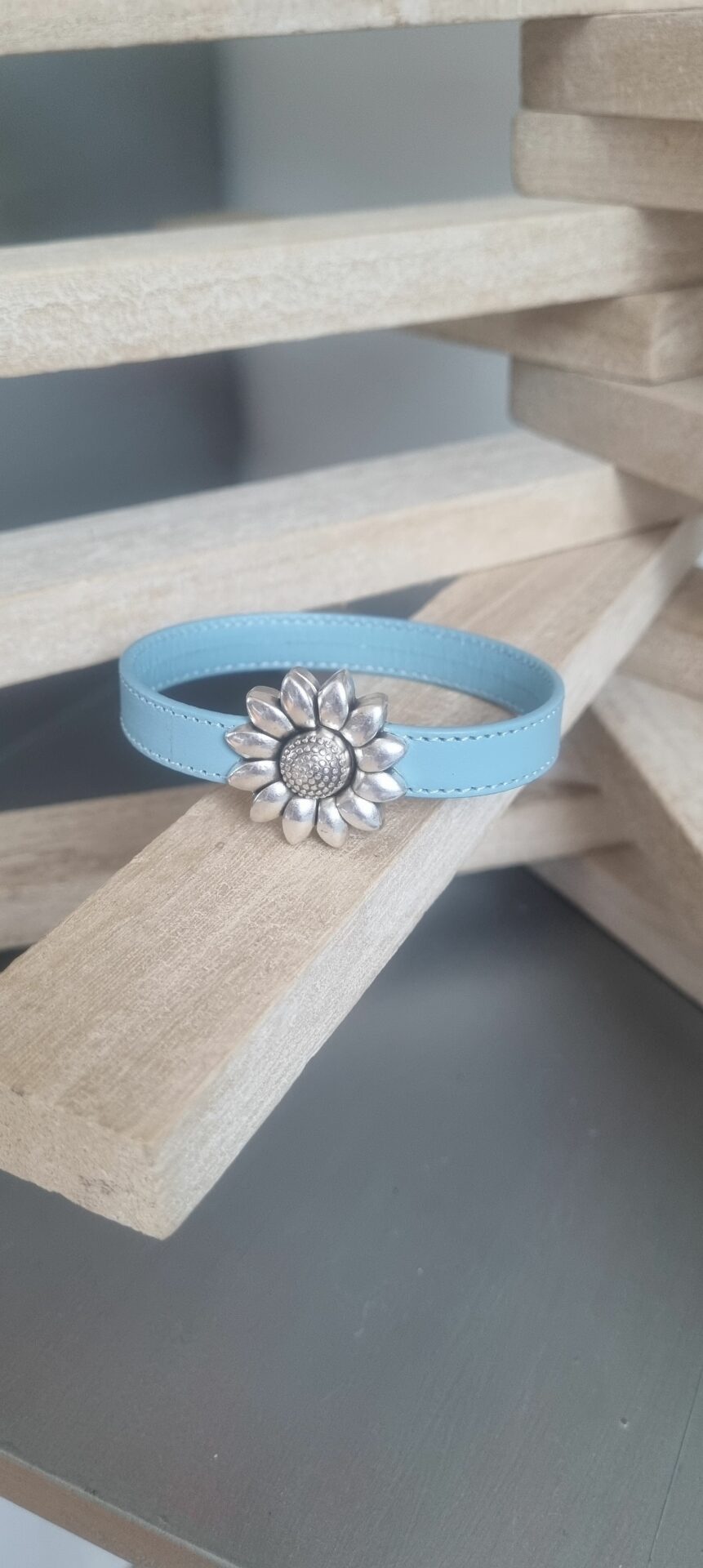 Bracelet femme cuir cousu bleu clair et fermoir fleur