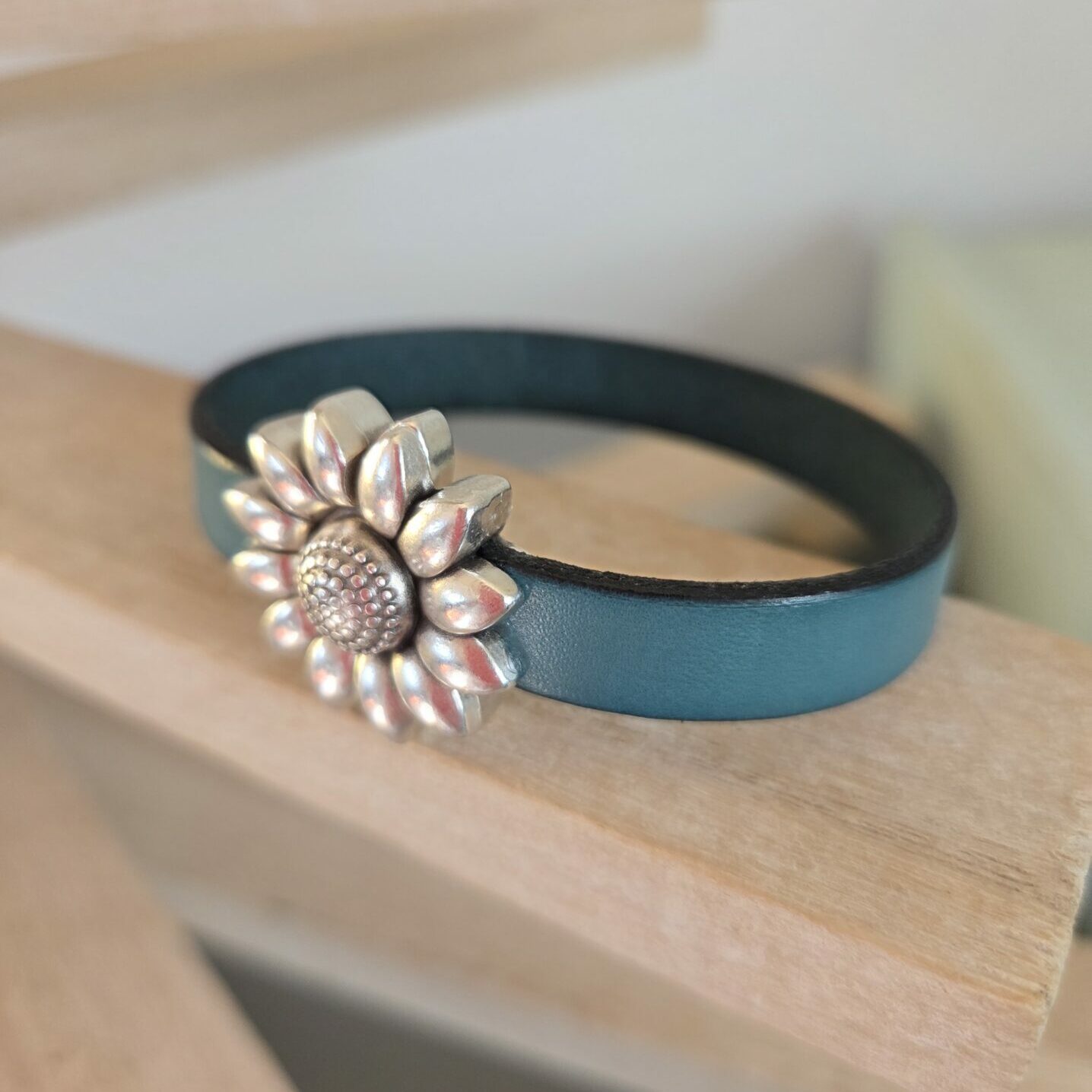 Bracelet femme cuir bleu moyen et fermoir fleur