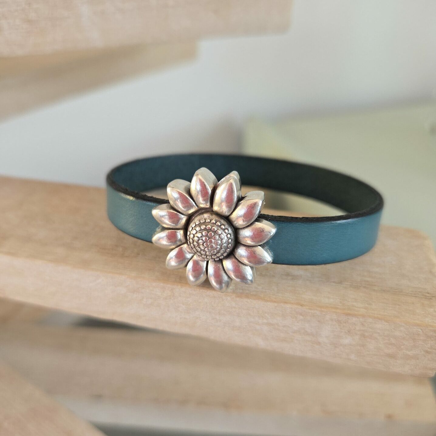 Bracelet femme cuir bleu moyen et fermoir fleur